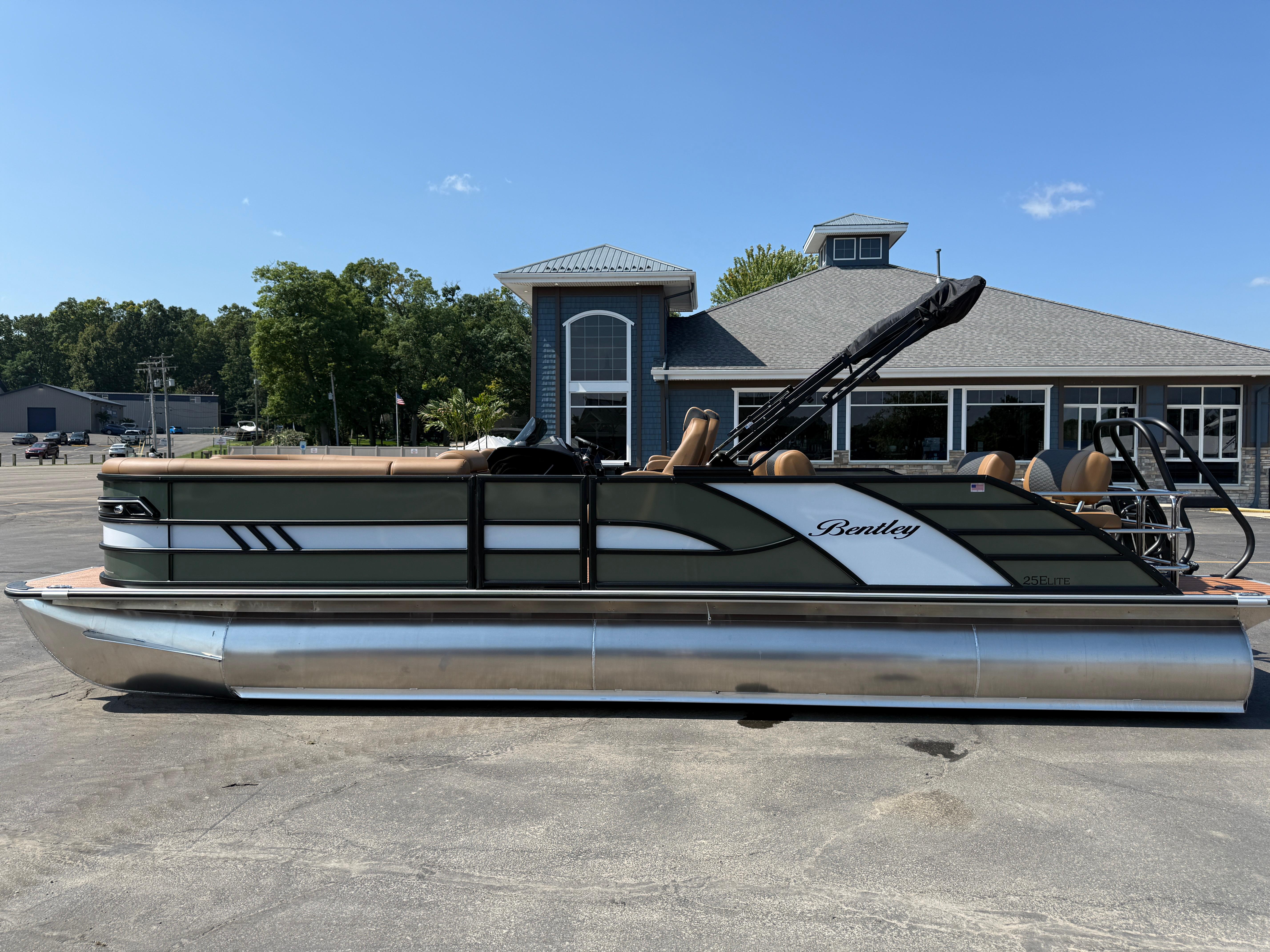 Bentley Pontoons Elite 253 QSB 2026 Bentley Pontoons Elite 253 QSB pontoon boat parked outdoors.