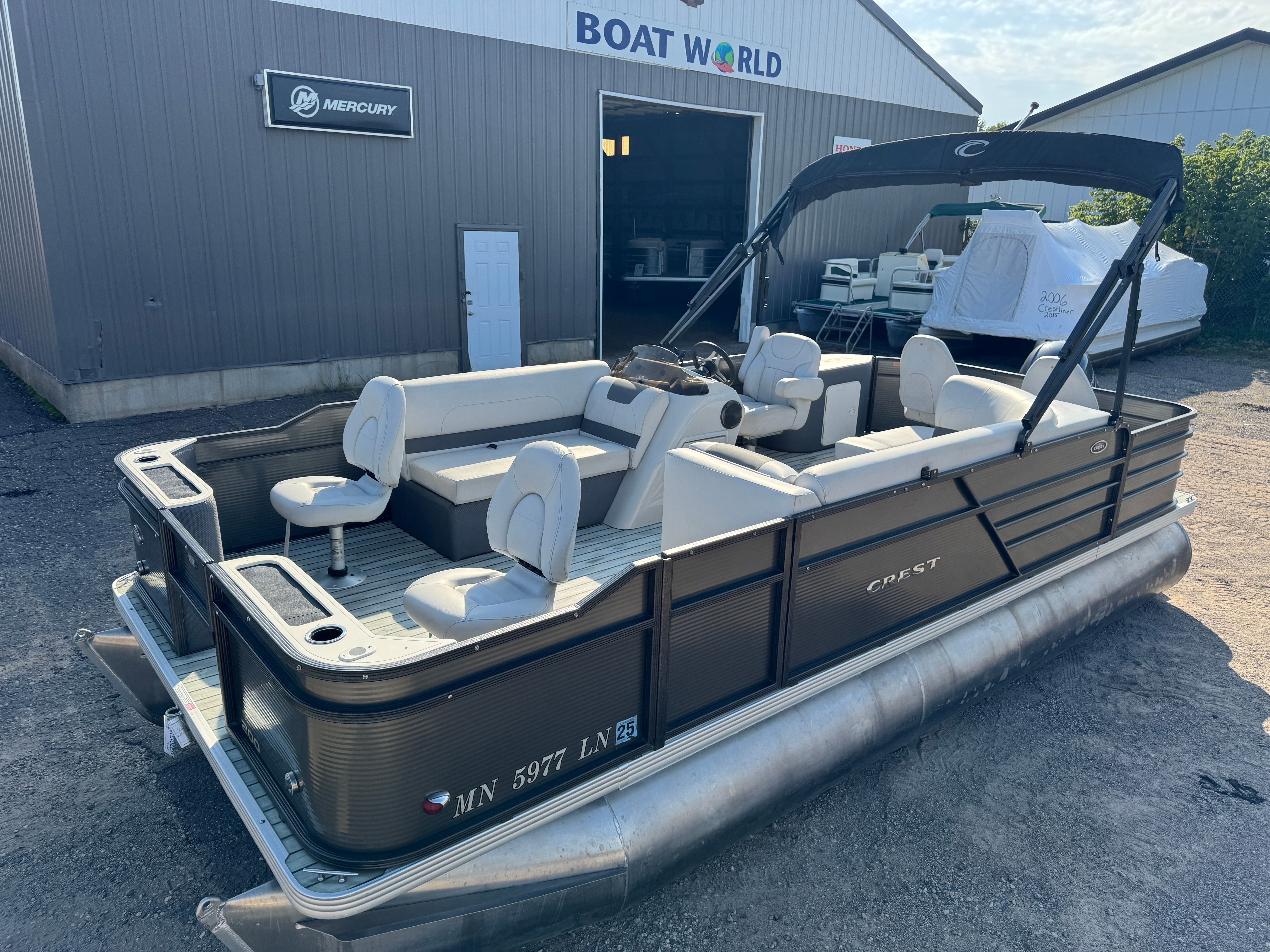 Crest 200 Pontoon with 115HP Yamaha Fourstroke EFI