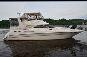 Sea Ray 420 Aft Cabin 2000 Sea Ray 420 Aft Cabin yacht on calm water, side view.