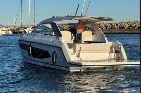 2022 Sealine S335