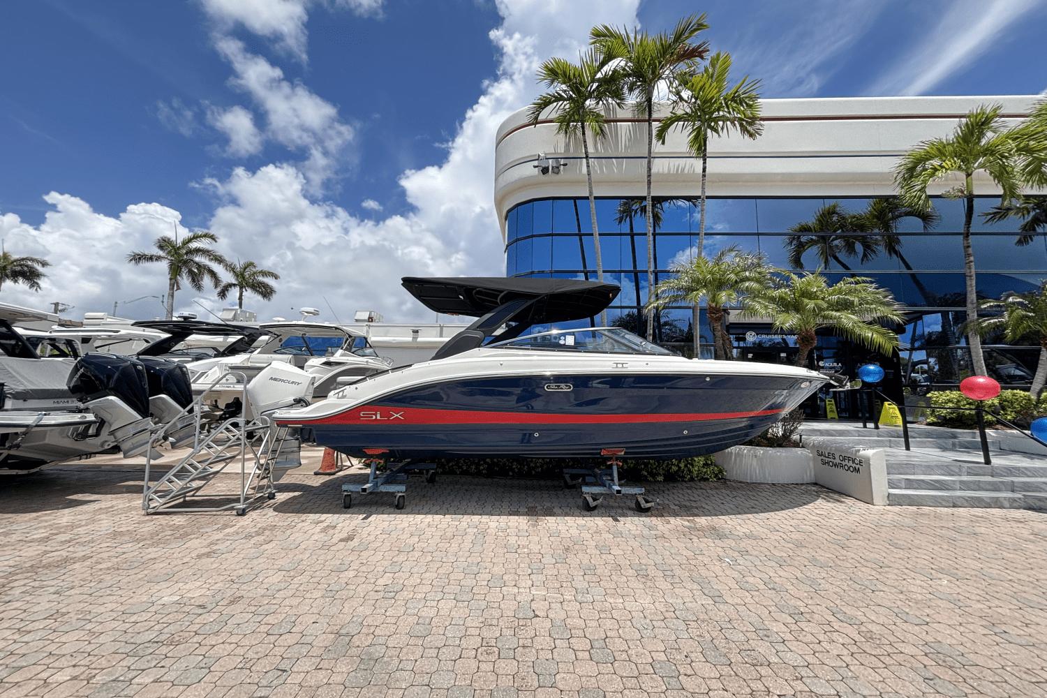 2025 Sea Ray SLX 260 Outboard