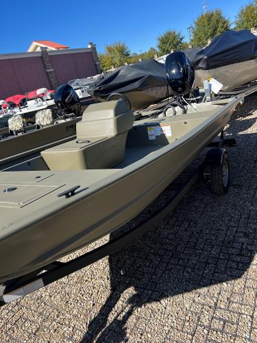 Tracker Grizzly 1648 SC 2025 Tracker Grizzly 1648 SC boat on trailer, parked outdoors.