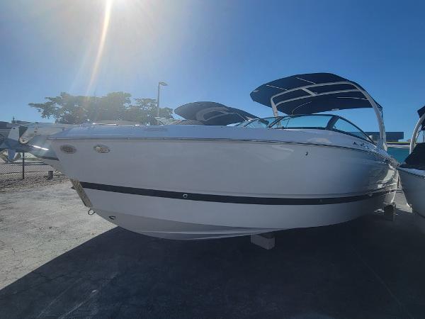 Four Winns H6 OB 2025 Four Winns H6 OB boat with sleek design under clear blue sky.