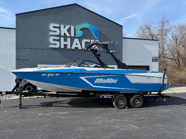 Malibu Wakesetter 24 MXZ 2021 Malibu Wakesetter 24 MXZ boat on trailer at Ski Shack dealership.