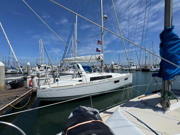 2021 Beneteau Oceanis 35.1