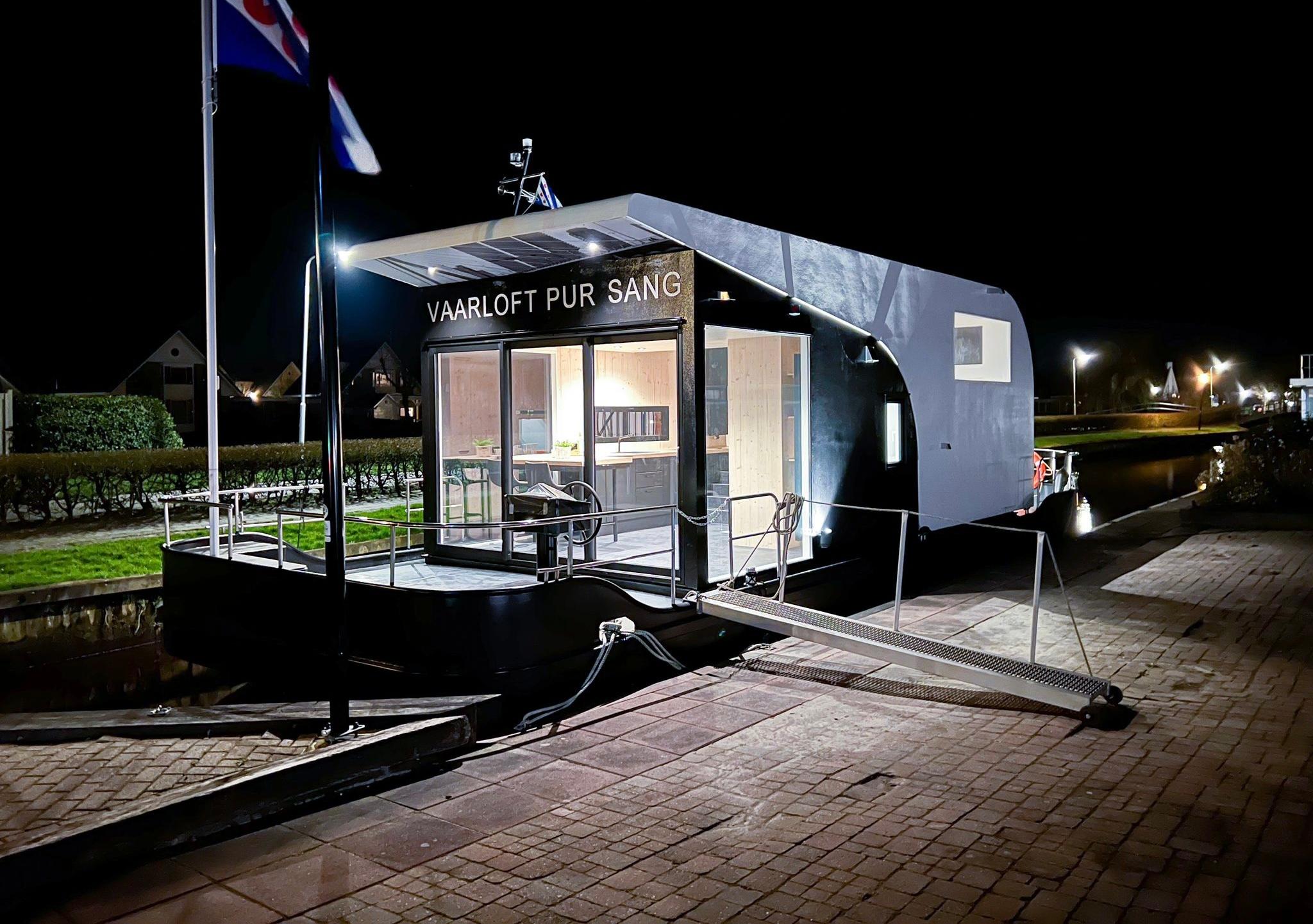 2022 HOMESHIP VaarLoft Volledig Elektrische Houseboat