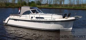 Interboat Intercruiser 32 2025 Interboat Intercruiser 32 on calm water, featuring sleek design and modern amenities.