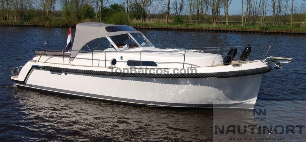 Interboat Intercruiser 32 2025 Interboat Intercruiser 32 on calm water, featuring sleek design and modern amenities.