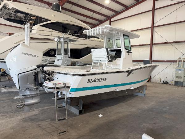 Blackfin 242HB 2026 Blackfin 242HB boat in a warehouse, featuring a Mercury engine.