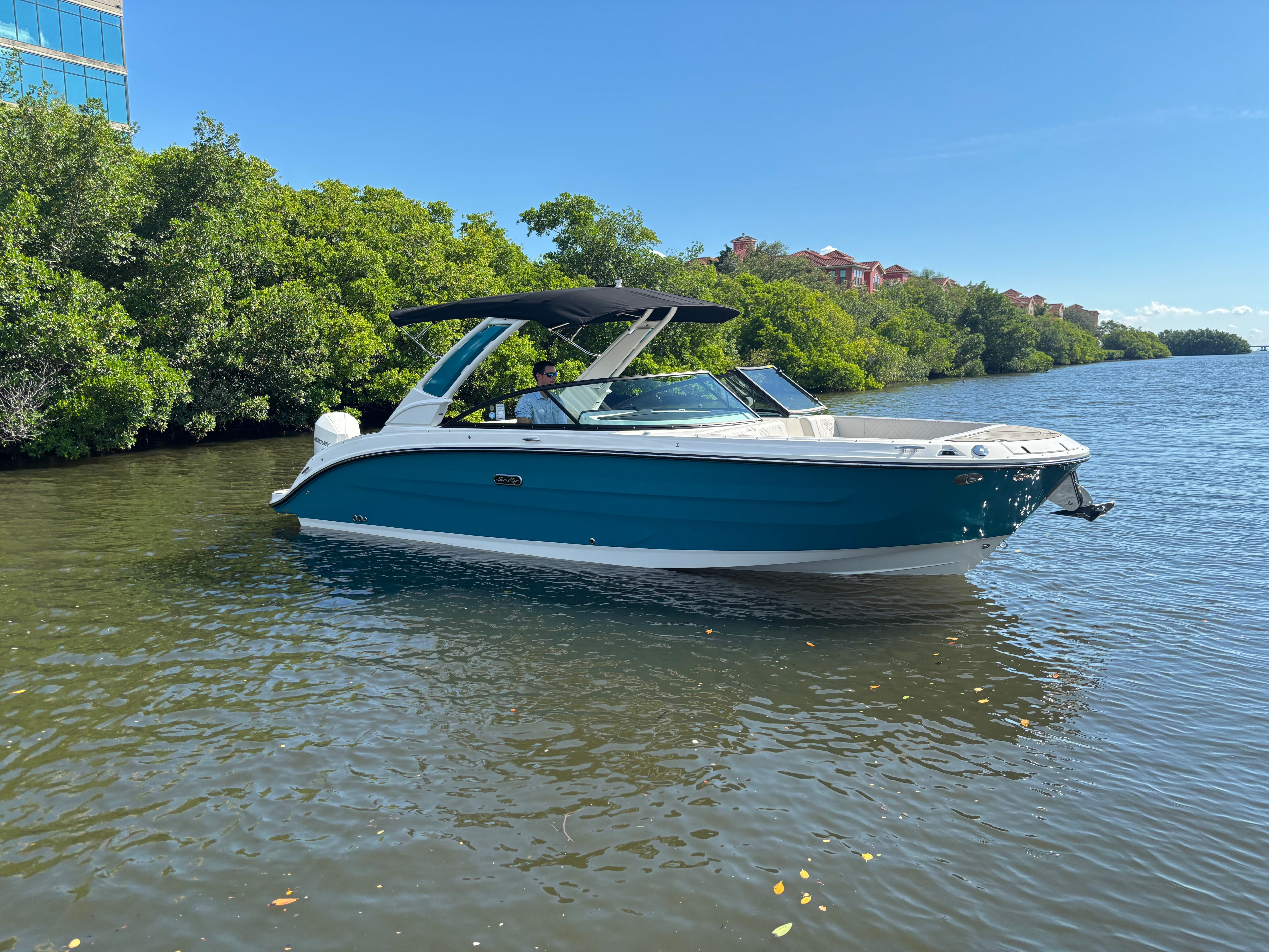 2025 Sea Ray SDX 270 Outboard