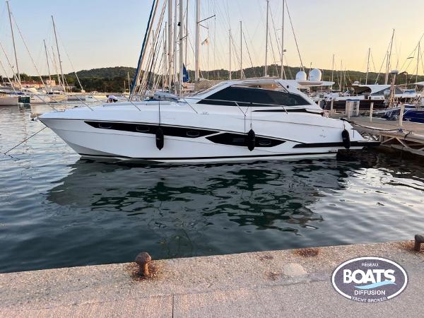 Rio Yachts Parana 38 2022 Rio Yachts Parana 38 docked at a marina, showcasing sleek design and modern features.
