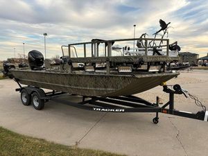 Tracker Grizzly 2072 CC Sportsman 2025 Tracker Grizzly 2072 CC Sportsman boat on trailer, parked outdoors.