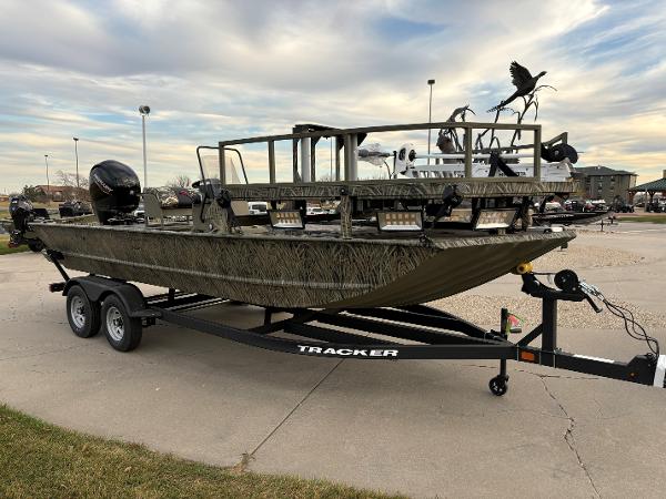 Tracker Grizzly 2072 CC Sportsman 2025 Tracker Grizzly 2072 CC Sportsman boat on trailer, parked outdoors.