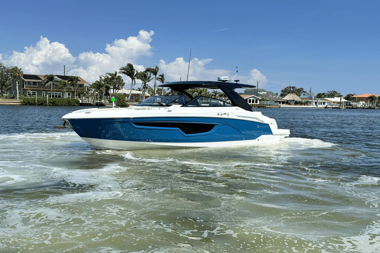 2025 Cruisers Yachts 34 GLS Outboard