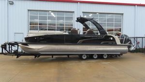 Princecraft Vogue 27 RL 2022 Princecraft Vogue 27 RL pontoon boat on trailer, parked outside a building.