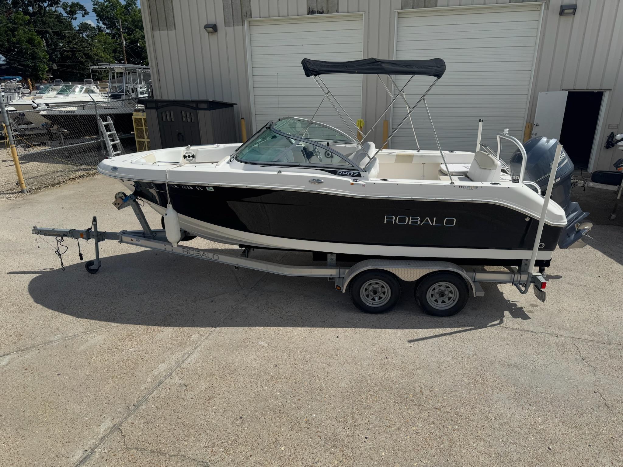 Robalo R207 Dual Console 2014 Robalo R207 Dual Console boat on trailer, parked outside a building.