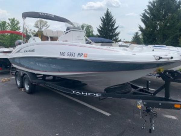 Tahoe 2150 Deck Boat CC 2023 Tahoe 2150 Deck Boat CC on trailer, parked outdoors.