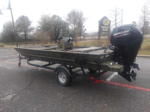 Tracker Grizzly 1860 CC 2025 Tracker Grizzly 1860 CC boat with Mercury engine in parking lot.
