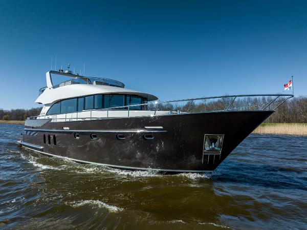 2021 Van den Hoven Executive 18.50 - Stabilizers