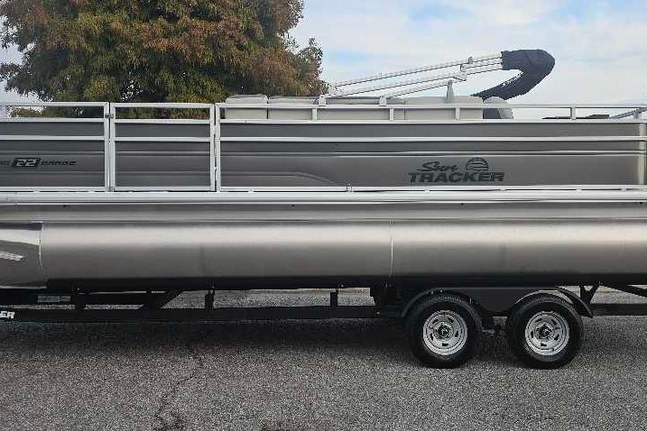 2026 Sun Tracker Fishin' Barge 22 DLX