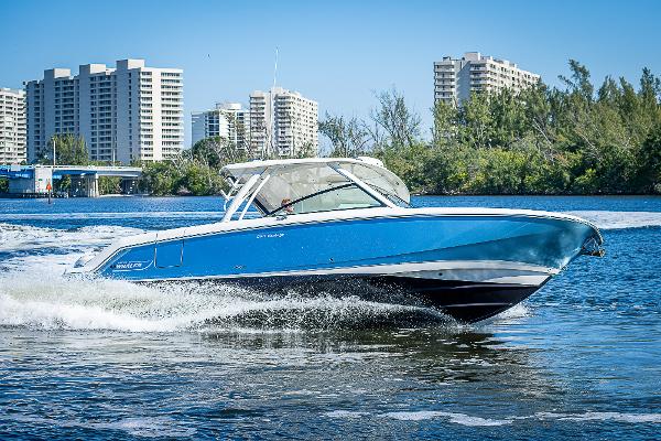 2018 Boston Whaler 320 Vantage