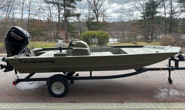 Tracker Grizzly 1648 SC 2024 Tracker Grizzly 1648 SC boat on trailer with Mercury outboard motor.