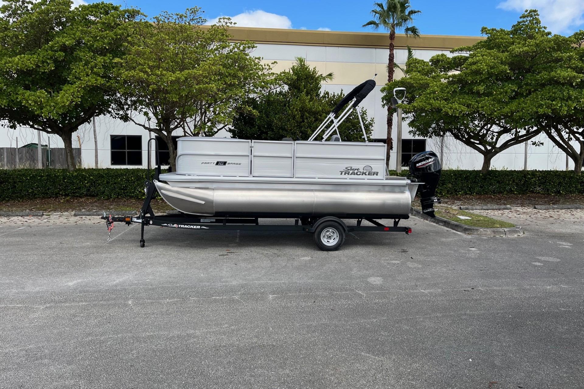 2026 Sun Tracker Party Barge 16 DLX