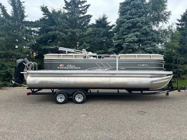 Sun Tracker Party Barge 22 XP3 2023 Sun Tracker Party Barge 22 XP3 pontoon boat on trailer, parked outdoors.
