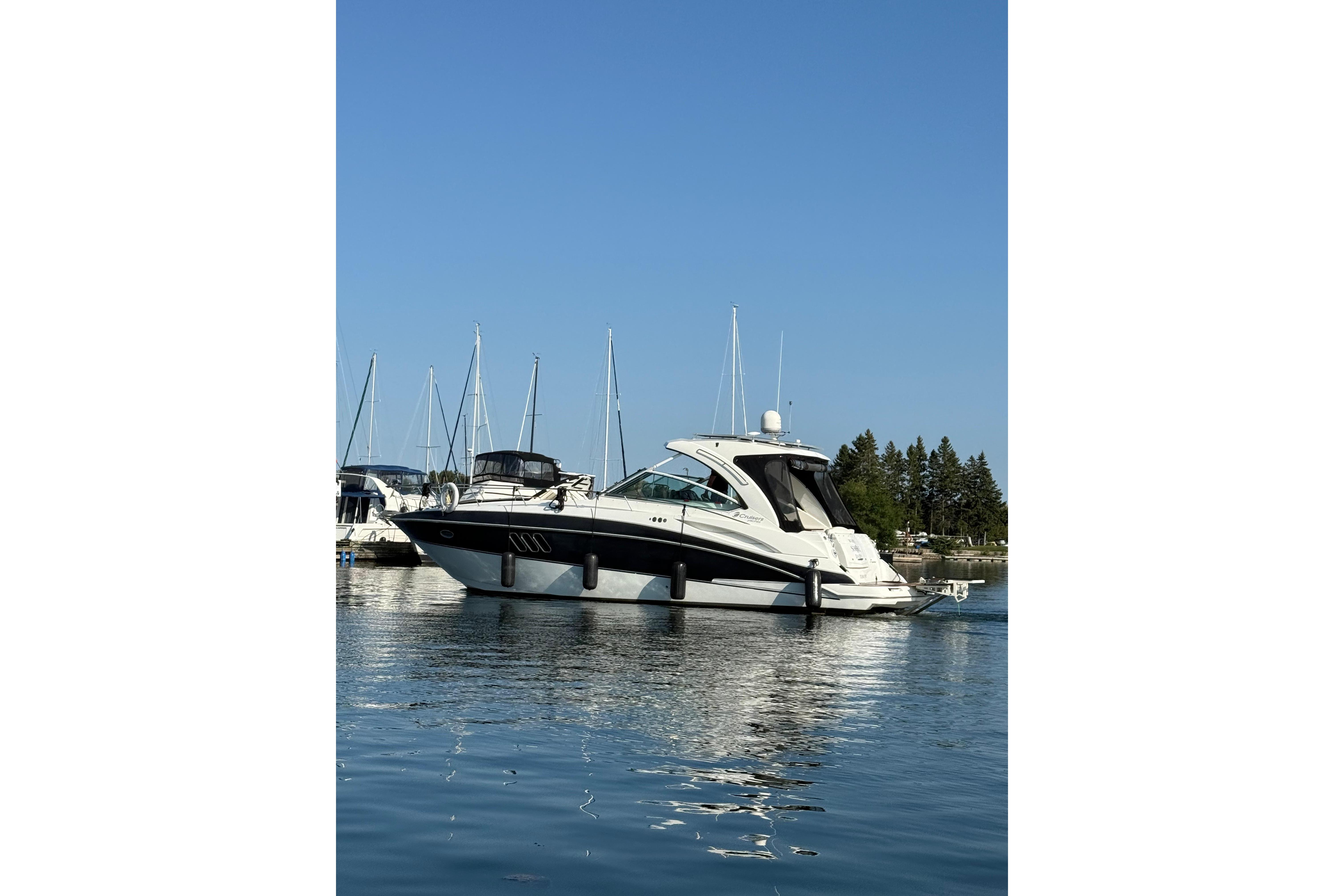 2009 Cruisers Yachts 360 Express