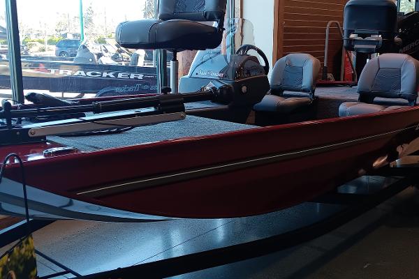 Tracker Bass Tracker Classic XL 2025 Tracker Bass Tracker Classic XL boat on display in showroom.