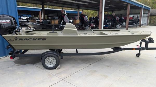 Tracker Grizzly 1648 SC 2025 Tracker Grizzly 1648 SC boat on trailer in outdoor storage area.
