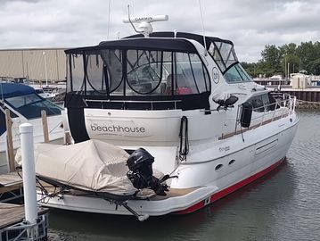 2001 Cruisers Yachts 4450 Express Motoryacht
