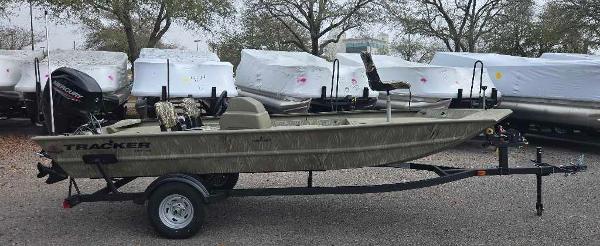 Tracker Grizzly 1754 SC 2025 Tracker Grizzly 1754 SC boat on trailer, parked outdoors.