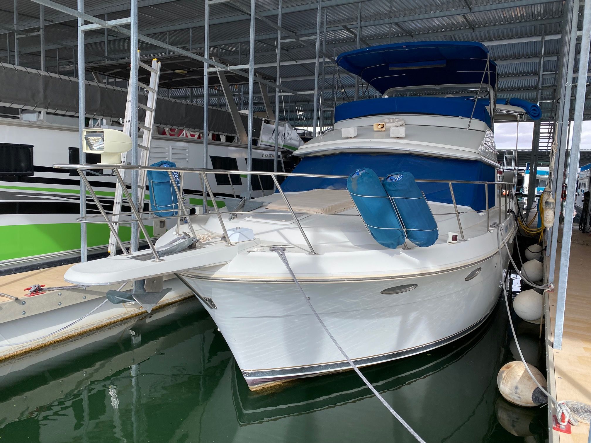 1996 Carver 430 Cockpit Motor Yacht