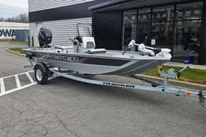 Tracker Bass Tracker Classic CC 2026 Tracker Bass Tracker Classic CC boat on trailer outside dealership.