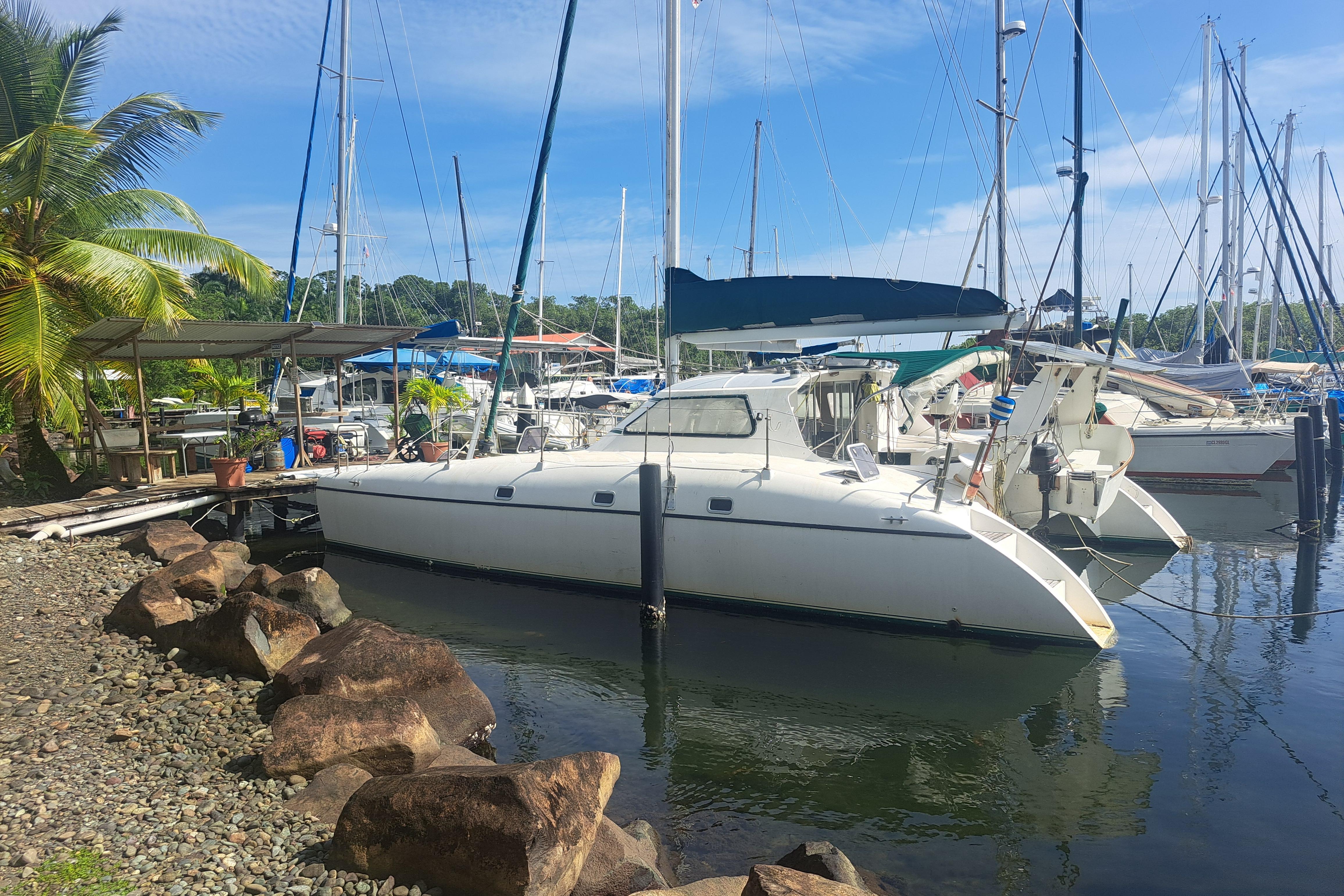 2000 Charter Cat Wildcat 35