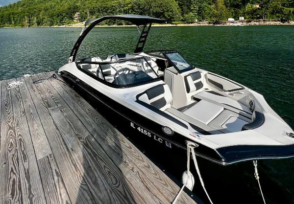 Yamaha Boats 195 S 2022 Yamaha Boats 195 S docked on a serene lake with lush green surroundings.