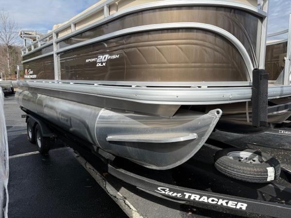 Sun Tracker SportFish 20 DLX 2025 Sun Tracker SportFish 20 DLX pontoon boat on trailer, side view.