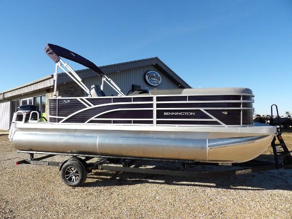 Bennington S L-Bench 21 SL 2025 Bennington S L-Bench 21 SL pontoon boat on trailer, outdoor setting.