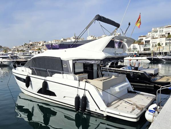 Sealine F430 2020 Sealine F430 yacht docked in a marina, featuring sleek design and modern amenities.