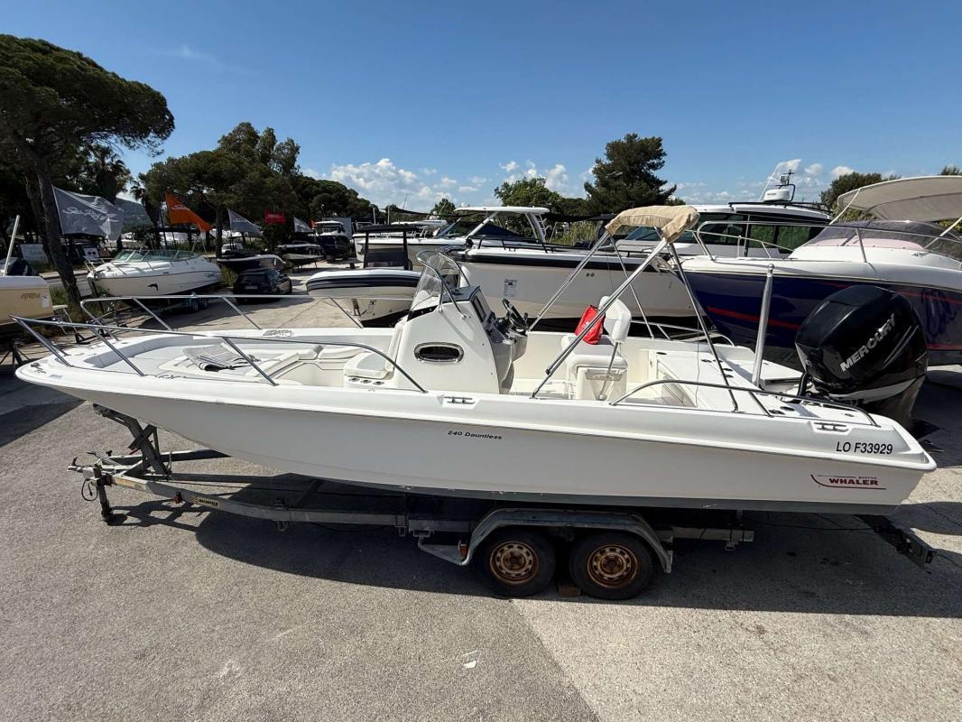 2015 Boston Whaler 240 Dauntless