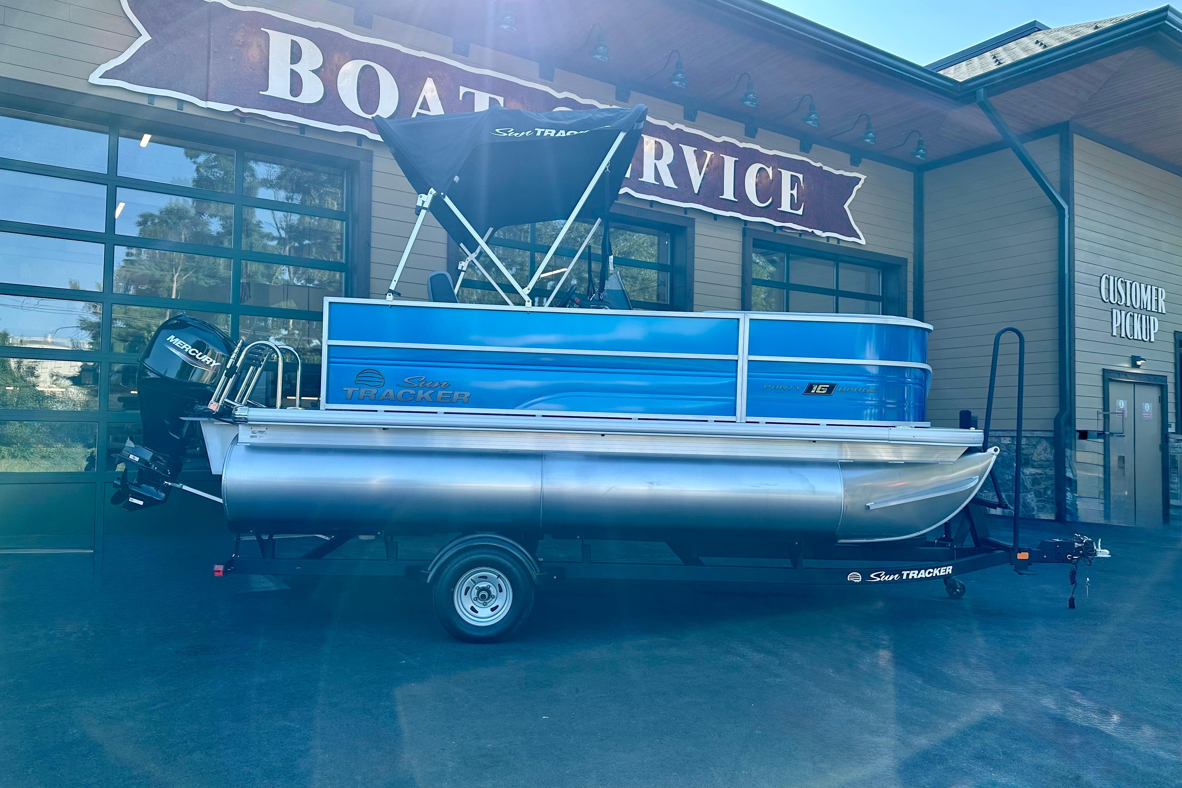 2026 Sun Tracker Party Barge 16 DLX