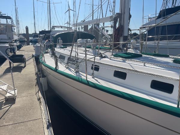 Passport 47 AC Plan B Sailboat Passport 47 AC Plan B 1995 docked at marina, side view.