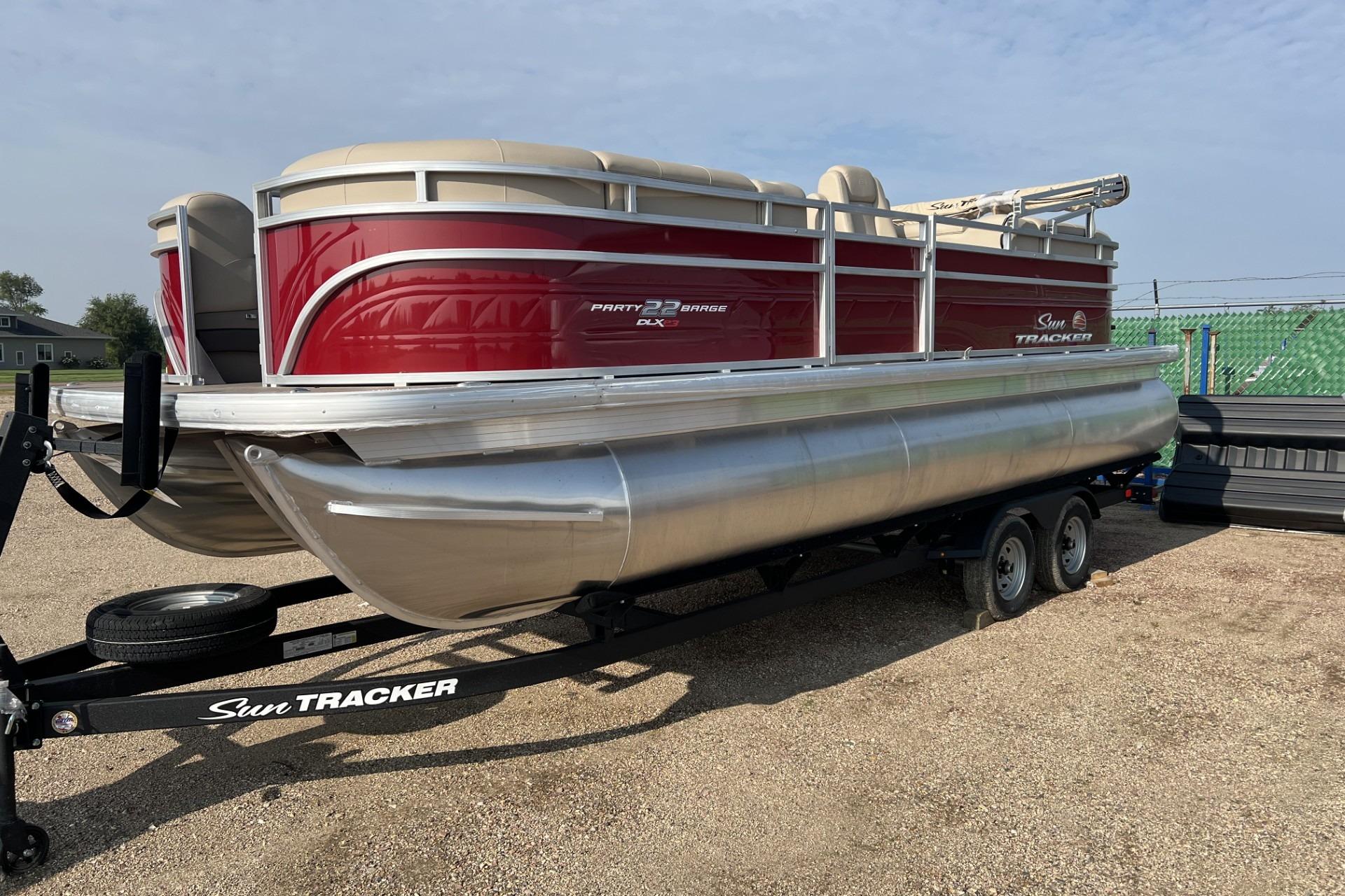 2025 Sun Tracker Party Barge 22 XP3
