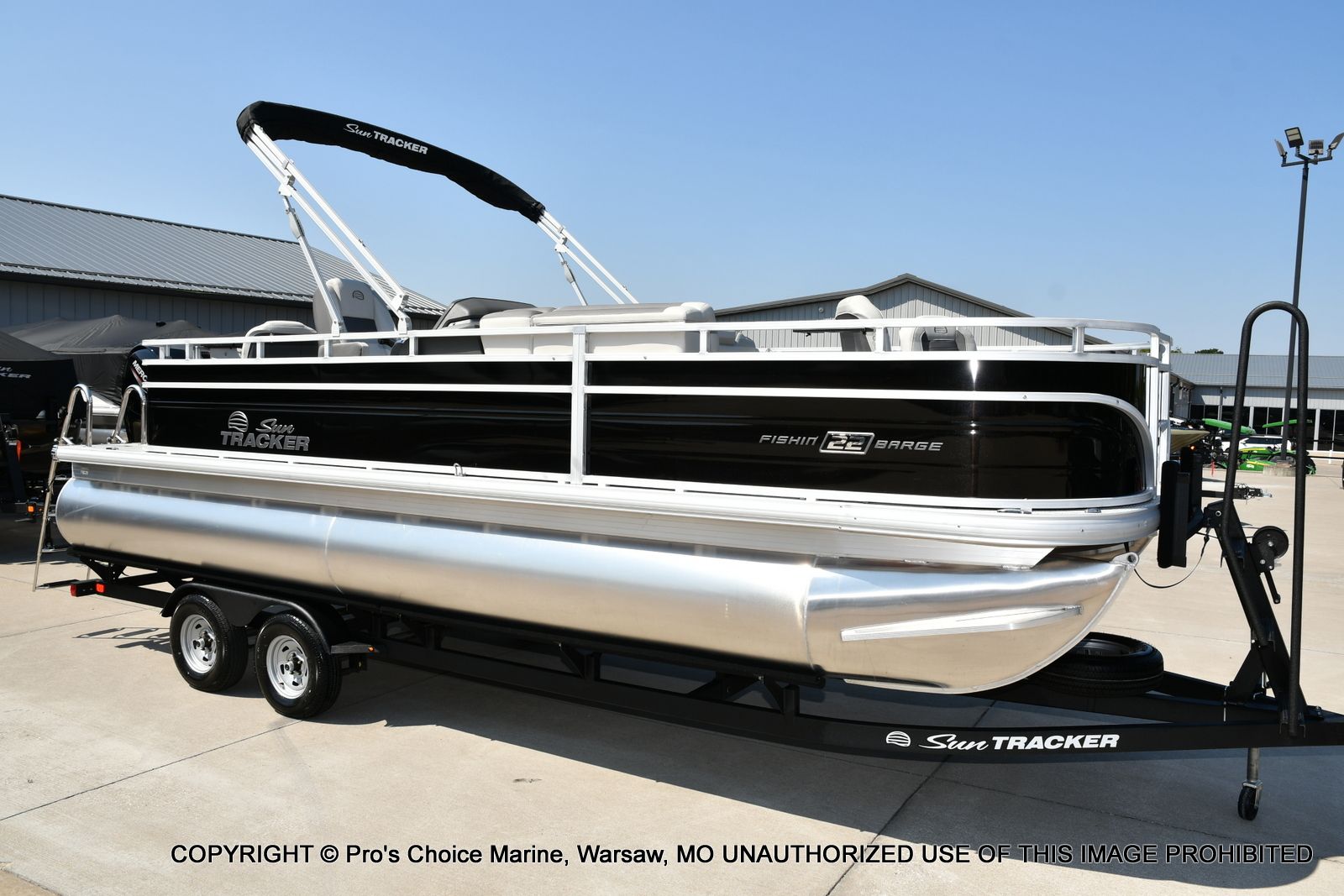 2026 Sun Tracker FISHIN' BARGE 22 DLX w/150HP Mercury 4 Stroke