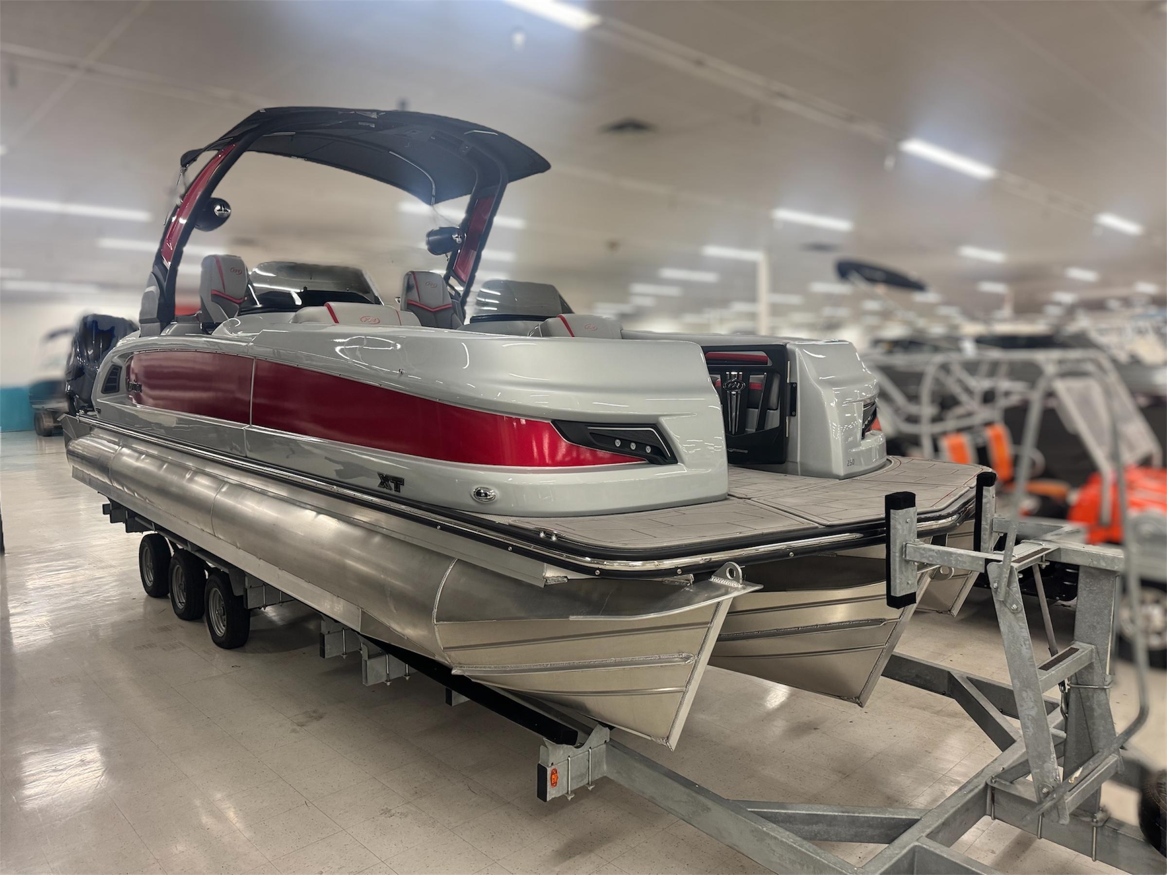 Manitou 25 XT RFXW 2023 Manitou 25 XT RFXW pontoon boat on display in showroom.