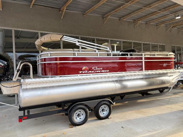 2025 Sun Tracker Party Barge 22 DLX