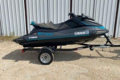 Yamaha WaveRunner VX Cruiser 2023 Yamaha WaveRunner VX Cruiser on trailer, parked outdoors.