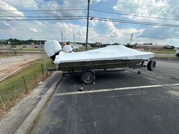 2025 Lowe Roughneck Center Console RX1760 Pathfinder