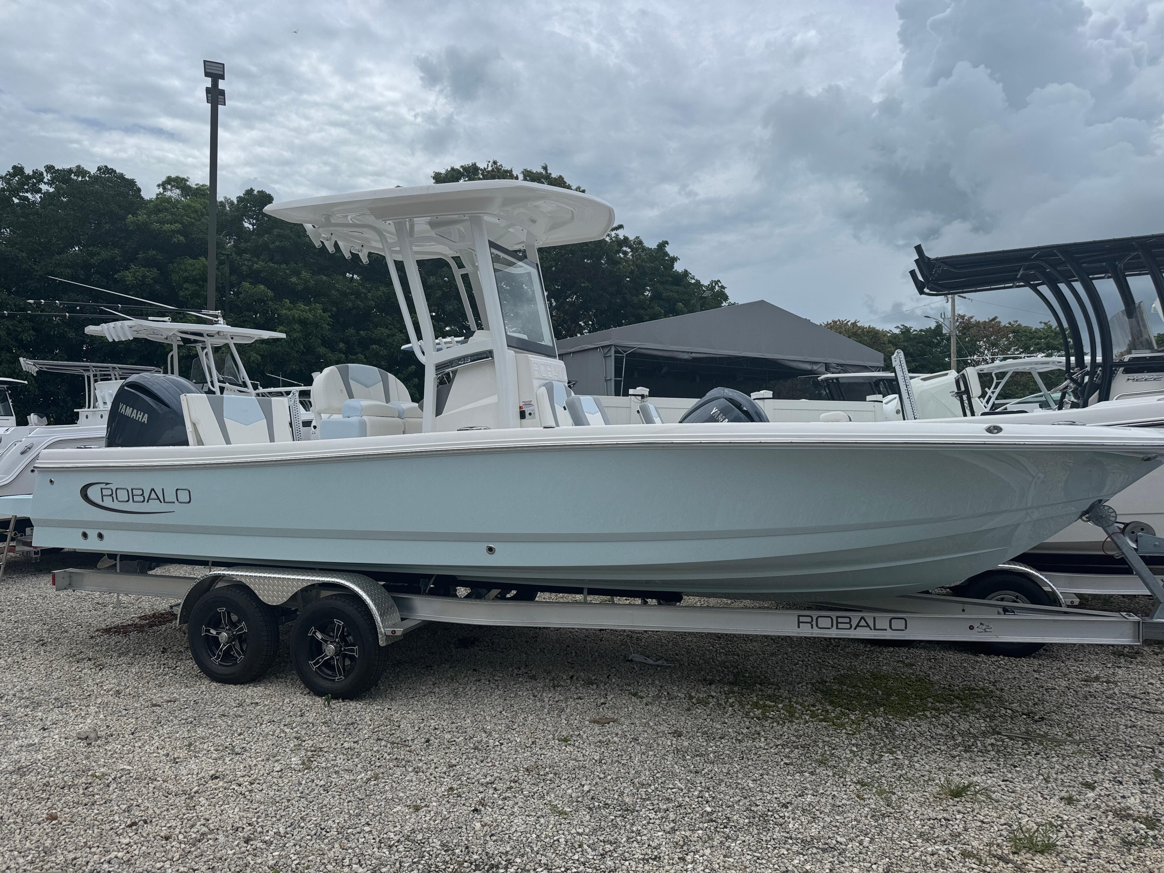 2025 Robalo 246 Cayman
